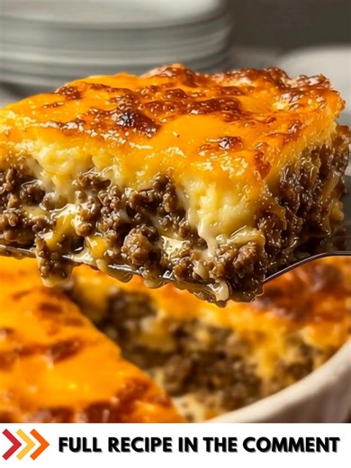 Pioneer Woman Cheeseburger Pie INGREDIENTS 1 large onion, chopped (1 cup) 1 pound ground beef ½ teaspoon salt Ground black pepper, to taste Garlic powder, to taste (optional) 1 cup grated Cheddar cheese ½ cup Original Bisquick mix (or all-purpose flour) 1 cup whole milk 2 large eggs ........ Full Recipe in Coʍmеոτ 💬 | Cook By Book