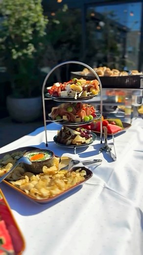 ✨Planlegger du bursdagsfeiring, utdrikningslag, bryllup, sommerfest eller firmatur?✨ På The Pool Club i Tønsberg er vi klare for å gjøre arrangementet ditt uforglemmelig. 🌴☀️🍹 Sommeren er den perfekte tiden for å samles – og vi har alt du trenger for å skape minner sammen med gjengen: 💦 Private soner og oppvarmet basseng 🍸 Bar med tropiske vibber 🕺 DJ og dansegulv 🍽️ Mat og drikke tilpasset deres ønsker 🌟 Skreddersydde opplevelser – fra chill til full fest Kapasitet: 200 personer Vi hjelp