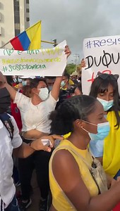 187K views · 10K reactions | QUE LO SEPA EL MUNDO ENTERO.. COLOMBIA ESTÁ ASÍ. Hoy fuí a una manifestación pacífica de jóvenes exigiendo sus derechos, hasta que llegó la policía y SIN RAZÓN nos atacaron con gases lacrimógenos y bombas, a muchos los atacaron a bolillazos solo porque corrían; SOMOS SERES HUMANOS. Adivinen qué? Mami Nevi siempre tuvo razón #NOMÁSVIOLENCIA #COLOMBIASOS  | Kelly Reales | Facebook