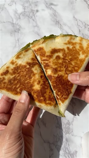 Caprese Pesto Wrap | perfect for a quick lunch or dinner! You all loved my Caprese Pesto Croissants, so I’m sharing another easy one that gives those Christmas vibes 🎄✨ •mozzarella •baby spinach •basil pesto •garlic chicken •tomatoes •pink salt •olive oil •balsamic glaze •burrito sized tortilla #lunchideas #dinnerideas #easymeals #quickmeals #quickandeasymeals #tortillawrap #holidayrecipes | Sheila Williams