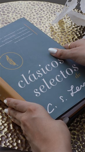 📖 Ocho obras de C. S. Lewis, una colección que sigue despertando curiosidad y reflexión en quienes buscan comprender más allá de lo evidente. «Clásicos Selectos» combina teología y filosofía para acompañarte en cada pregunta y descubrimiento. ¿Lo has leído ya? 👇 #CSLewisEspañol | CS Lewis Español
