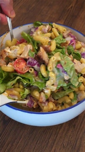 これ一皿で大満足。スパイシーチキンのデリ風マカロニサラダ