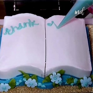 A miniature book cake for all book (and cake) lovers out there! By: MinibunCafe | MetDaan Cakes