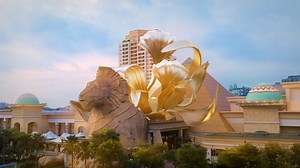 ✨ Experience Sunway Pyramid's OASIS now! ✨ Welcome to OASIS – a 300,000-square-foot destination that redefines retail with elegance and adventure! Recently transformed, OASIS stays true to its Neo-Egyptian heritage while adding fresh, modern touches that elevate every shopper’s journey. 🔸 Elegant Neo-Egyptian design: Walk between the Sun (Orange Atrium) and the Nile River (Blue Atrium), surrounded by flowing architectural forms, earthy tones and iconic hieroglyphs woven into the decor. From gol