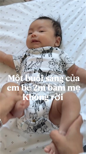 94K views · 575 reactions | Em bé 2m bám mẹ không rời 﫣hay nói cách khác là mẹ bám em ko rời thì có  # # #mebauthongthai #mesausinh #embedethuong #baby #mevabe #embe #nguoiviettaimy #cuocsongmy | Mẹ Bé Kristine | Facebook