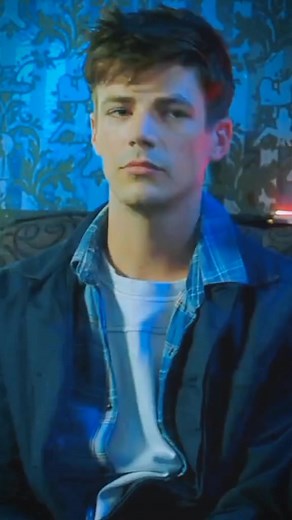 Barry Allen se emborracha y Harry Wells le guiña el ojo en escena divertida