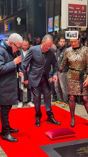 Jean Reno retrouve Jean-Marc Barr, 37 ans après Le Grand Bleu 🐬 Honoré au festival de Liège (Belgique) pour l’ensemble de sa carrière, Jean Reno, 77 ans, a inauguré une plaque à son nom, puis a eu la surprise de voir débarquer son complice du Grand Bleu, Jean-Marc Barr, qu’il n’avait pratiquement jamais recroisé. 🎥 SIPA | Paris Match