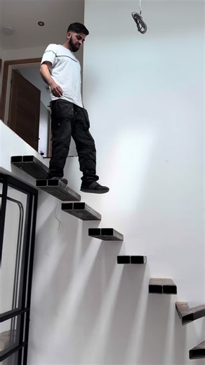 Modern Floating Stair Design for Luxury Homes