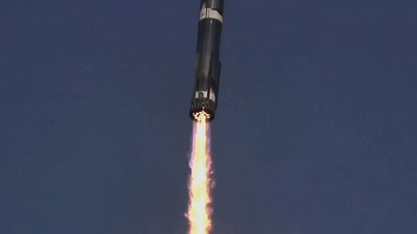 SpaceX Starship booster guides itself back to launch site