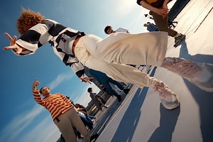 9.8K views · 290 reactions | Journée internationale de la danse 露 En 2024, le breaking fera son entrée au programme des Jeux Olympiques place de la Concorde ! Les meilleurs B-boys et B-Girls du monde entier vous donnent rendez-vous le 9 et 10 août 2024 pour des battles spectaculaires ! | Paris 2024 | Facebook