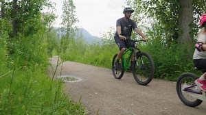 🌊🚴‍♀️ Start your adventure right here in Downtown Salmon Arm! By foot, boat, or bike, the beauty of Salmon Arm is waiting for you— just steps from the heart of downtown ✨ Stroll the waterfront and explore the bird sanctuary. ✨ Rent a boat and set out onto Shuswap Lake. ✨ Cycle through breathtaking trails. Whether you explore by foot, bike, or boat, the best way to see Salmon Arm is to start downtown — and let the day take you anywhere. Video featuring: 🚴‍♂️Skookum Cycle & Ski Skookum Bike & S