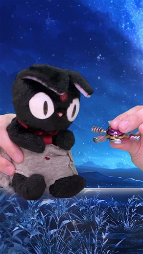 Hypnotized by a Spinner! Keke Can’t Look Away 🌀😹