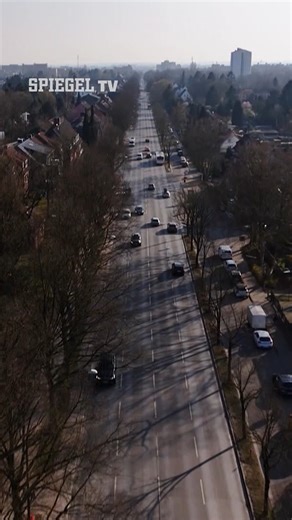 36K views · 160 reactions | Raser, Rennen, Tote – Wenn Ego das Steuer übernimmt | SPIEGEL TV Illegale Autorennen mitten in deutschen Städten – oft mit tödlichem Ausgang. In Hamburg sterben bei einem Unfall ein zweijähriger Junge, in Ludwigsburg zwei junge Frauen. ️ Hier geht es zur kompletten Reportage: https://youtu.be/_za7qWj-fC4 #Raser #Straßenrennen #Unfall | SPIEGEL.TV | Facebook