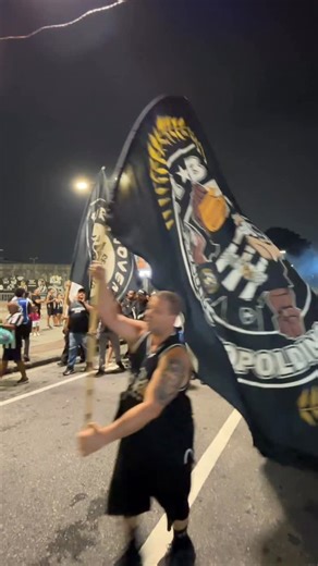 Jornal dos Sports on Instagram: "OS PROTESTOS CONTINUAM DA TORCIDA ORGANIZADA! Na chegada ao Nilton Santos, as torcidas organizadas do Botafogo continuam protestando contra John Textor sobre o Transfer Ban e o sumiço do Boss. E aí, JS. A torcida tem razão?"