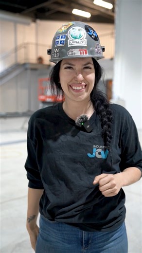 Renaude vous explique ce qu’elle et son collègue sont en train d’installer à Boucherville ! L’installation des garde-corps avec mains courantes est en cours👷🏽‍♂️ Présentement, nous travaillons sur la modification des ouvertures de portes. On soude les charnières sur les quatre coins, puis on vient monter les portes en haut. On les met d’équerre, puis on les soude directement en place 🧑🏽‍🏭👩🏽‍🏭 Un très beau mandat ! D’autres installations sont à venir ici par la suite 💯 On donne un coup �