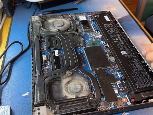 ROG枪神7拆机清灰维护视频，液金换7950相变片，全过程分享～