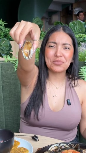 La Costeñita | Tutorial de como comer las conchas en La Costeñita 🤭 ya saben se la comen toda hasta dejarla vacía 👀 pueden pedirlo para compartir, vienen... | Instagram