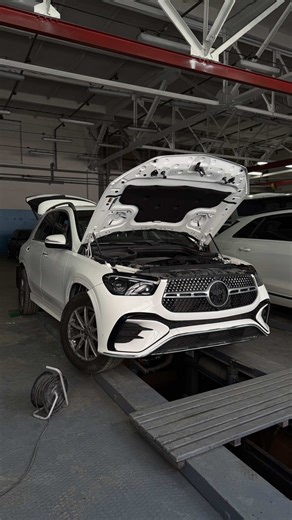 Підібрати точний колір, правильно підготувати поверхню, зробити так, щоб нова деталь не відрізнялась від заводської - ось де справжня робота🤟 Якщо потрібно відновити вигляд авто: 📞 38 099 060 11 01 - Владислав 📞 38 066 770 11 01 - Бесаріоні Покажемо, як має виглядати якісне фарбування✨ #малярка #ремонтавто #mercedes #стокиїв #автозсша