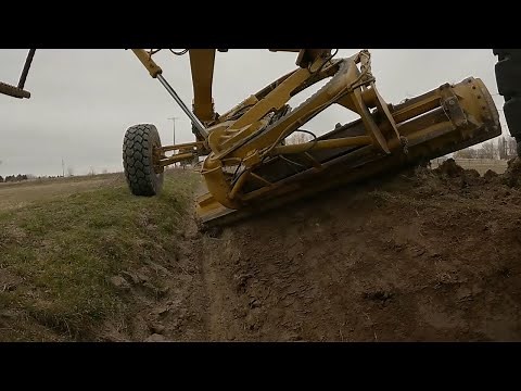 How To Clean A Vee Ditch With A CAT 14G
