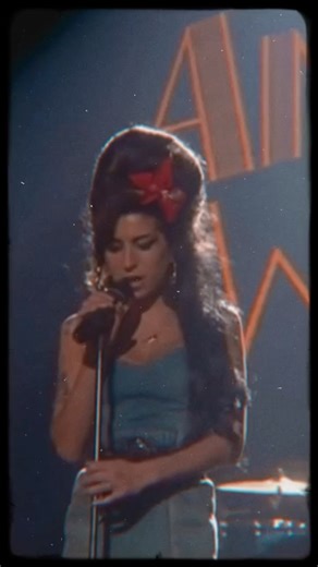 AMY WINEHOUSE AKA QUEEN | one of my fav outfits and performances of amy🤍 . . . #amywinehouse #love #music #legend #2000s #old #icon #iconic #singer #beauty #cutie... | Instagram