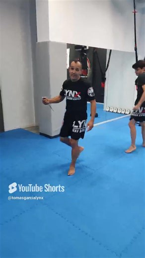 No existe un arte marcial que te garantice la defensa perfecta contra un cuchillo. Aunque muchas disciplinas, como el Krav Maga o el Brazilian Jiu-Jitsu, pueden enseñarte técnicas efectivas para lidiar con un atacante armado, la realidad es que enfrentarse a un cuchillo es extremadamente peligroso. La clave está en la prevención, el control de la distancia, y la rapidez en las decisiones. Tomás García te explica cómo la formación en defensa personal debe ser completa, combinando técnicas de dife