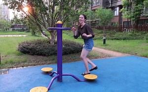 #WilliamAndEmily She tries to speak Chinese！Emily努力说汉语！