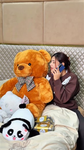 Ritu Hossain on Instagram: "বাঙালির ভাই যখন বিদেশ থেকে পুতুল চকলেট নিয়ে আসে 😍"