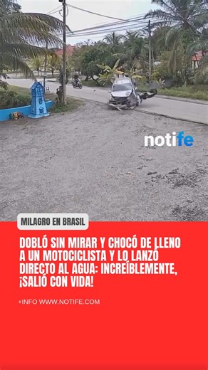 Notife on Instagram: "😱Un accidente quedó registrado en un video impactante: un auto giró sin advertir la presencia de una motocicleta y el choque fue tan fuerte que el motociclista salió despedido y cayó directo a un arroyo. La escena generó conmoción por la violencia del impacto y porque, contra todo pronóstico, el conductor de la moto logró sobrevivir. #accidente #imprudencia #milagro #brasil #notife"