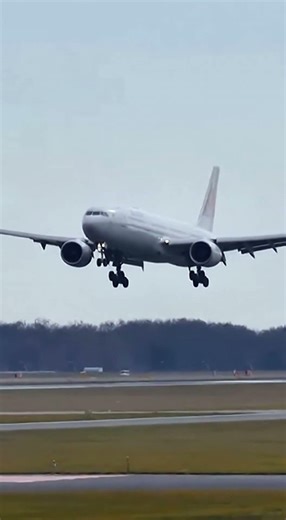Crosswind Final Approach — Stable Airline Technique #Aviation #Airplane #Aircraft #Airport