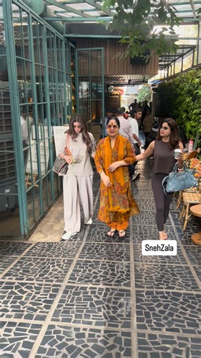 Snehkumar Zala on Instagram: "#ShilpaShetty #ShamitaShetty with mom post lunch in Mumbai today"