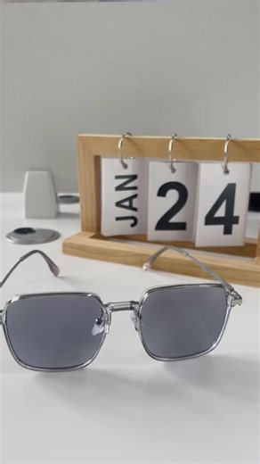 Estas gafas fotocromáticas tienen una doble función: cambian de color rápidamente para proteger los ojos con luz intensa y recuperan su transparencia con poca luz, adaptándose a diversas necesidades de uso, como salidas diarias y desplazamientos. Están disponibles en una variedad de colores.#gafas #lentes #glasses #eyeglasses #anteojos