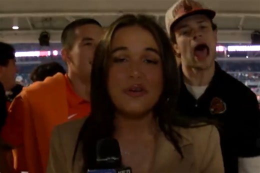 VIDEO Bezobrazno ometali reporterku u javljanju uživo, ona oduševila svojom reakcijom, snimka postala viralna