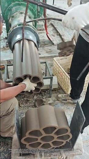Honeycomb ceramic packing production, vacuum extruder forms multi-hole billet