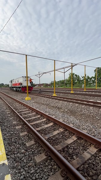 Kereta Api Indonesia: Perjalanan dan Keunikan
