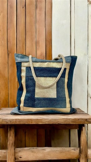 90K views · 894 reactions | ✨淋 Guarda e impara come creare la tua borsa fatta a mano con il nostro video tutorial completo su Facebook ✂️ Sorprenditi cucendo passo dopo passo e realizzando un pezzo unico con intarsi di jeans riciclato e eco pelle color oro.  #DIY #CucitoCreativo #FaiDaTe ✨#bag #diy #riciclocreativo #jeansbag #creativity #jeanslovers | KIKA Tutorial Creativi | Facebook