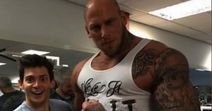 Η τρελή μεταμόρφωση του πιο τρομακτικού άνδρα στον κόσμο, από έφηβος μέχρι σήμερα