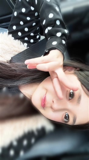 メッセージをくれる皆さん、ありがとうございます。 DMでたくさん聞いてくれるんだけど一人一人返すことが出来ないので、ここで伝えさせてください🥹 あと一歩踏み出すことが出来ないという人は1人だけではないと思うので、あと一歩が踏み出せない方に是非読んで欲しいです。 最近TikTokのDMなどで「かんなちゃん見て元気もらってます」「かんなちゃんに救われています」というメッセージをいただきます。 その中に芸能界に憧れているけど周りの目が気になる、学校で何か言われるかもというのもありました。 私もTikTokに顔をあげるのは正直不安でしかなかったです。学校の人の目が気になるって言うのが1番ありました。 もちろん学校で何か言われたりすることもあります。 だけど、恥ずかしいなんて気持ちは一切ありません。この世界に憧れて自分の夢に向かって頑張るって言うのは凄いことだと思います！！ 私も最初はすごく不安でした。でも今は一歩踏み出してよかったって思っています。 私はこれからも夢に向かって頑張るので、今悩んでいる人も一緒に頑張ろう🤝🏻🩷#fyp #毎日投稿