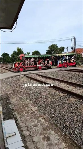 odong odong lewat rel kereta api #2025 #pemalang #shorts #short #shortvideo
