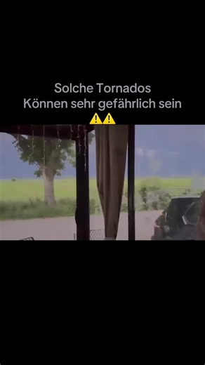 Tornado über Ostfriesland!🌪️ In der vergangenen Nacht zog eine massive Unwetterlinie über den Nordwesten Deutschlands und streifte hierbei auch die Küstenregionen. In einem zugesandten Video aus dem Ort Norden (Danke an AnnaBoerma) erkennt man durch ständiges Aufblitzen eine klar definierte trichterförmige Absenkung. Hierbei handelt es sich mit hoher Wahrscheinlichkeit um einen Tornado, da die vermeindliche Funnelcloud (Trichterwolke) sehr weit hinab reicht! Ob dieser über Land oder Wasser war,