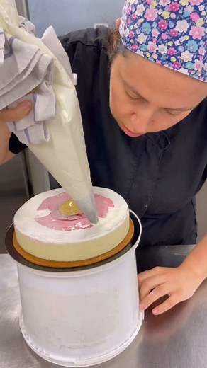 Bravo à notre Queen Élo @l.o.l.o.t.t.e qui a brillamment décroché son CAP en candidat libre avec mention « BIEN » 🌟 Et un immense bravo aussi à notre super pétillant @evan_crns qui a obtenu son Bachelor à @institut.culinaire avec mention « BIEN » également ! 🥳 Nous sommes tellement fiers de vous deux 💛 Evan, encore 4 mois à nos côtés… merci pour toute ton énergie, ton humour et ton dynamisme. Tu vas énormément nous manquer ! ✨ N’hésitez pas à les féliciter : c’est aussi grâce à eux que vous p