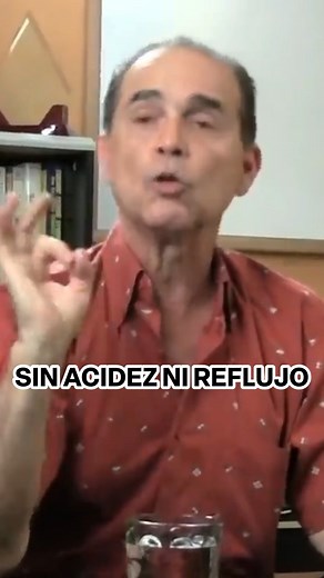 ¿Cuánta agua deberías tomar para reducir la acidez y el reflujo después de comer? El especialista Frank Suárez te presenta una fórmula para calcular la cantidad de vasos de agua que debes consumir diariamente. #agua #acidez #reflujo #ayudasnaturales | MetabolismoTV