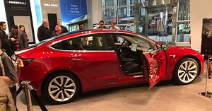 Tesla expands its Model 3 display car fleet to 5 more stores