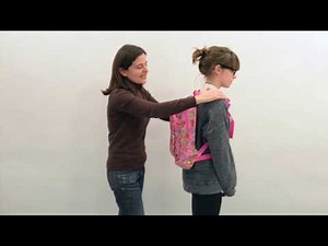 ¿Cómo deben llevar los niños correctamente la mochila para evitar dolores de espalda?