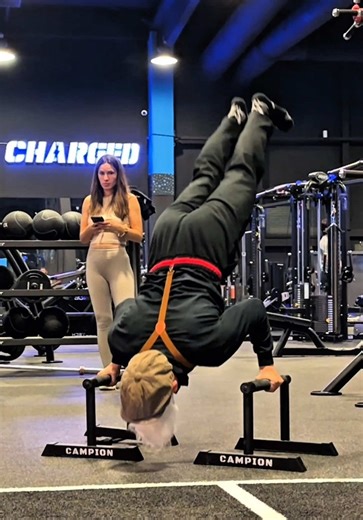 how would you react? 🏆 DM me “champ” for Online Coaching #calisthenics #gymreactions #aura #girls #women