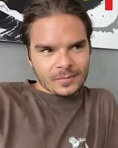 Lucas & Steve zien niet welke artiest hier zijn platencollectie heeft opgeruimd. Zie jij wie wél het is? Je ziet het antwoord in een nieuwe Qmusic's Quarantaine Quiz! 👉 Bekijk de hele video via: Qrad.io/3c7zjm7 | Qmusic - Nederland