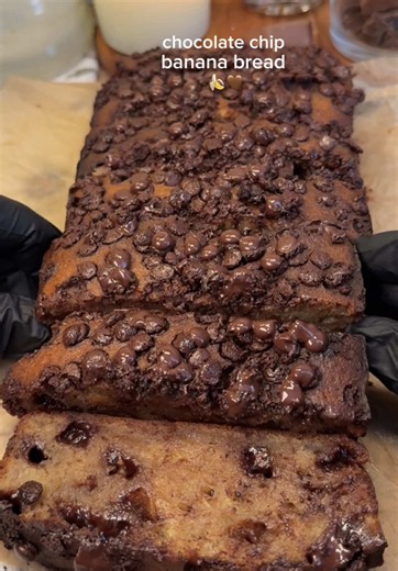 Chocolate chip banana bread 🍌🍫 CUP measurements ⬇️ RECIPE 3-4 bananas 2 eggs vanilla extract 50g melted butter (3 1/2 tbsp) 1 tbsp yoghurt 100g brown sugar (1/2 cup) 30g white sugar (2 1/2 tbsp) 190g flour (1 1/2 cups) 1 tsp baking powder a pinch of salt 150g chocolate (1 cup) chocolate chips • bake at 175°C = 350°F for 35-40 minutes #bananabread #bread #banana #chocolate #easybaking