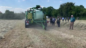 Démonstration de presse enrubanneuse John Deere C441R avec 6R250…fête de l’Herbe en Avesnois ». | Patoux Equipagri