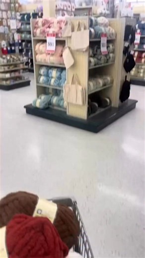 Chunkozy Chic | Who’s ready for a Hobby Lobby’s sale week? #chunkozy #learntochunkyknit #oddlysatisfying #chunkyknitblanket #hobbylobby | Instagram