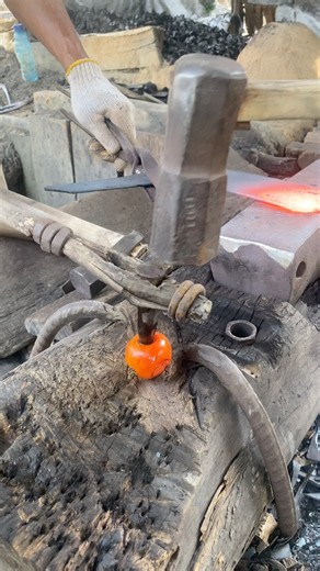 The technique of making a hole #medievalblacksmith #satisfying #usa