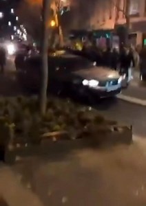 Pour qui se prennent ces activistes kurdes ? Ah c’est sûr qu’en meute, ça joue les caïds ! Ces voyous ont attaqué les policiers aux mortiers et saccagé une voiture d’un équipage de la BAC 75N à Paris. Au moins 4 policiers 🇫🇷 blessés. Ces fous furieux doivent finir en taule ! | Matthieu Valet